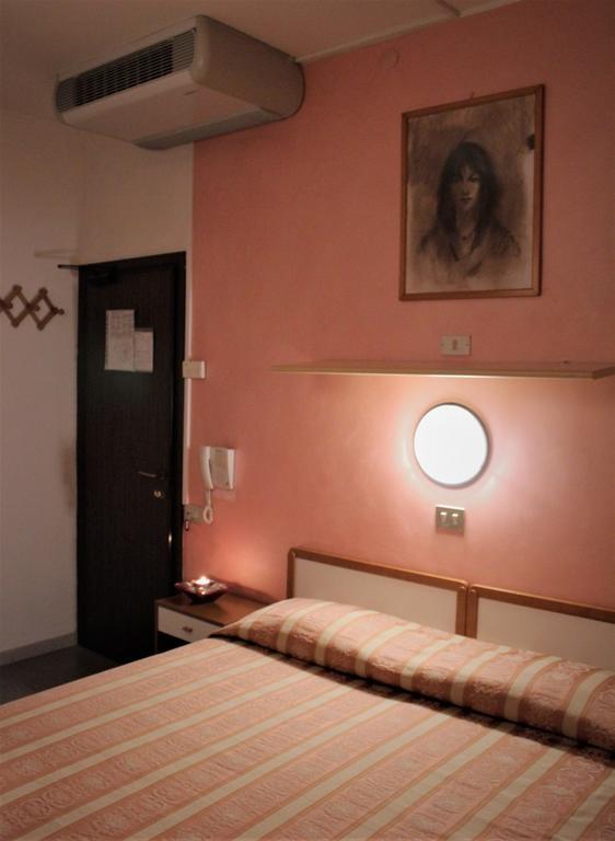 Hotel Midi Riccione Buitenkant foto